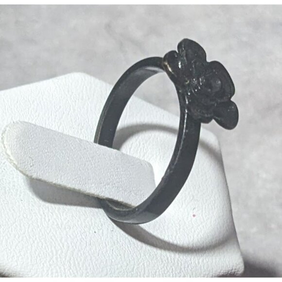 Gothic Casual Black Floral Fashion Ring Size 8 1/2 - Picture 2 of 11